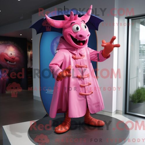 Personnage De Costume De Mascotte Redbrokoly De Diable Rose Habillé Avec Un Imperméable Et Des Épinglettes