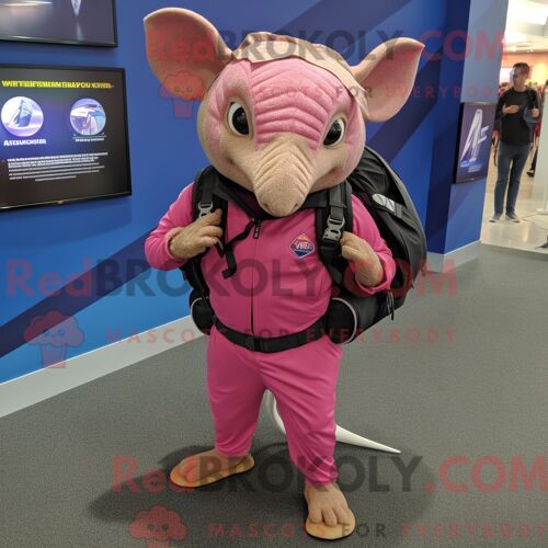 Mascotte Redbrokoly De Tatou Rose Personnage Habillé Avec Un Pantalon De Jogging Et Des Sacs À Dos