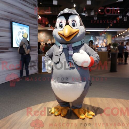 Costume De Mascotte Redbrokoly De Pingouin Gris Habillé D Une Chemise En Flanelle Et De Montres-Bracelets
