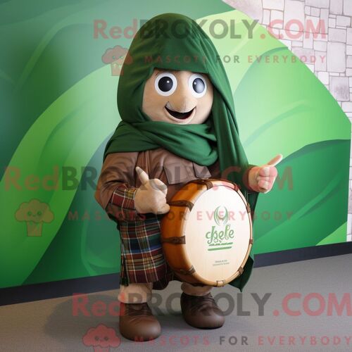 Personnage De Costume De Mascotte Redbrokoly De Cornemuse Olive Habillé Avec Un Sweat À Capuche Et Des Écharpes