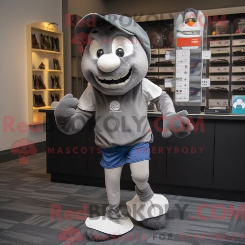 Personnage Mascotte Redbrokoly De Vampire Gris Habillé Avec Un Short De Course Et Des Bonnets