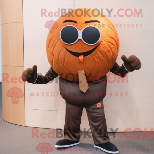 Personnage De Costume De Mascotte Redbrokoly De Ballon De Basket Marron Habillé Avec Une Veste De Costume Et Des Lunettes De Soleil