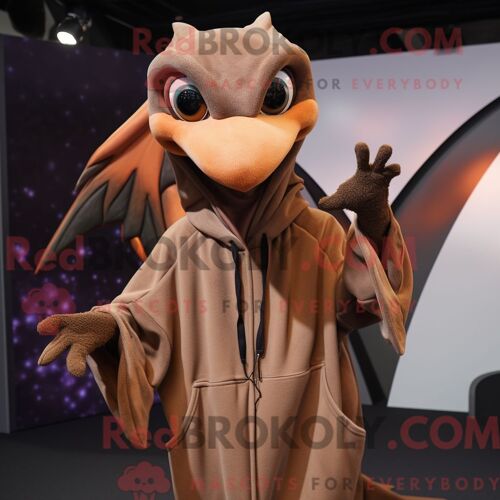 Costume De Mascotte Redbrokoly De Ptérodactyle Marron Habillé D Un Sweat À Capuche Et De Gants