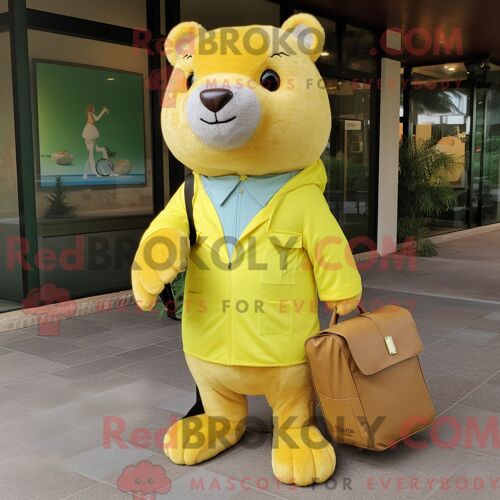 Costume De Mascotte Redbrokoly D Émeu Rose Habillé Avec Un Jean Bootcut Et Des Sacs À Main