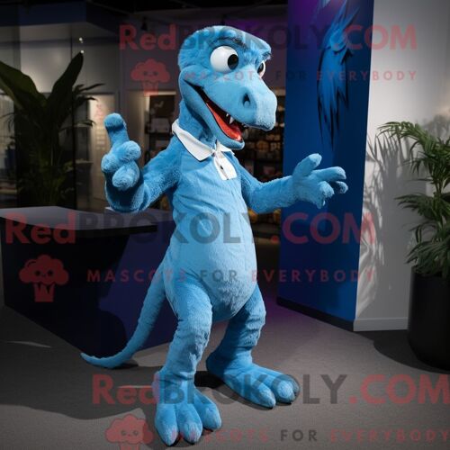 Costume Mascotte Redbrokoly Deinonychus Bleu Ciel Personnage Habillé Avec Une Chemise Henley Et Des Boutons De Manchette