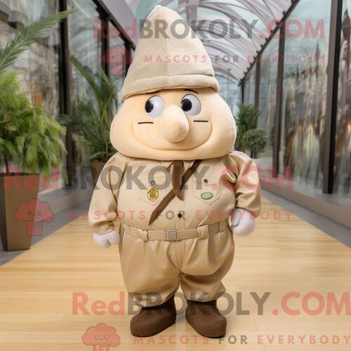 Costume Mascotte Redbrokoly De Poire Beige Habillé D Un Pantalon Cargo Et De Bérets