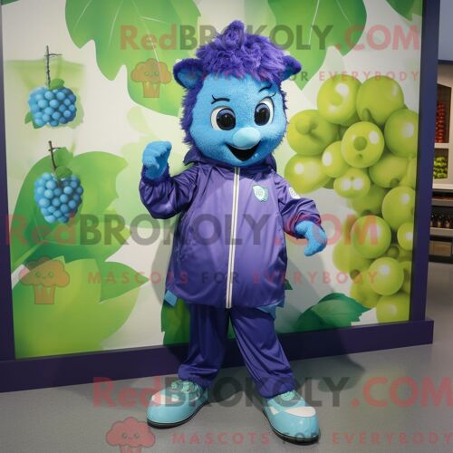 Costume De Mascotte Redbrokoly De Raisin Bleu Habillé D Un Coupe-Vent Et De Montres-Bracelets