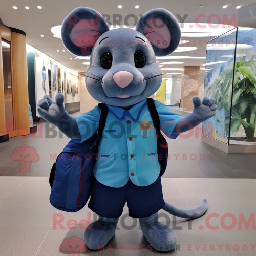 Costume Mascotte Redbrokoly De Souris Bleue Habillé Avec Une Robe Fourreau Et Des Sacs À Dos