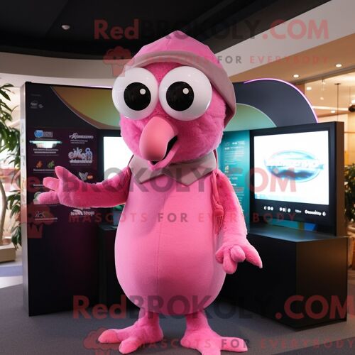 Costume Mascotte Redbrokoly De Kiwi Rose Personnage Habillé Avec Un Col Roulé Et Des Colliers