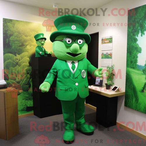 Costume Mascotte Redbrokoly De Forest Green Attorney Habillé D Une Combishort Et De Bérets