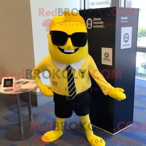 Personnage De Costume De Mascotte Redbrokoly D Avocat Jaune Citron Habillé Avec Un T-Shirt Graphique Et Des Lunettes De Soleil