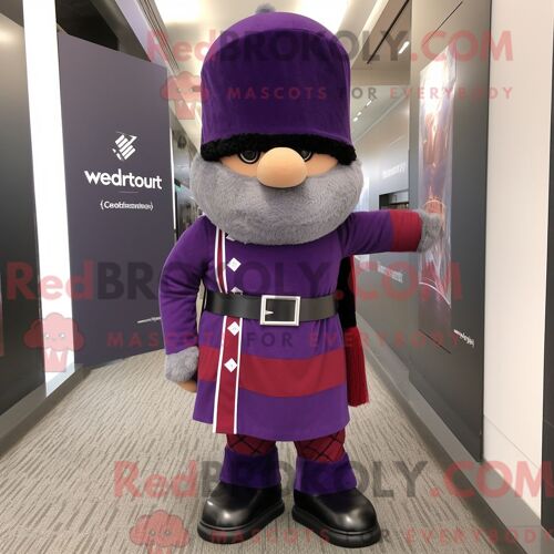 Costume De Mascotte Redbrokoly Violet De La Garde Royale Britannique Habillé D Une Chemise En Flanelle Et De Clips Pour Écharpe