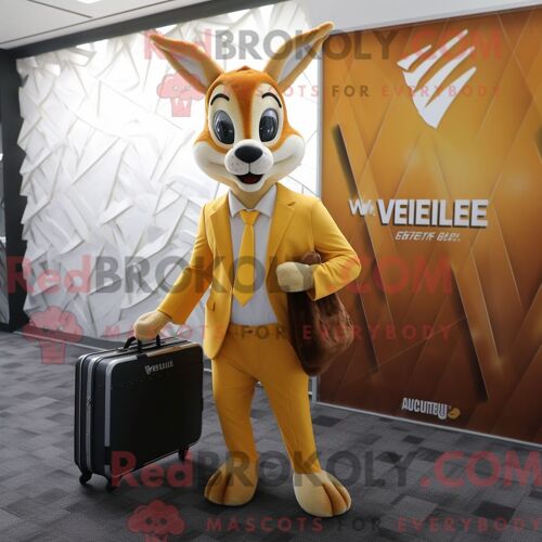 Costume Mascotte Redbrokoly De Gazelle Dorée Habillé D Un T-Shirt À Col En V Et De Porte-Documents