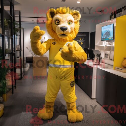 Costume De Mascotte Redbrokoly De Lion Dompteur Jaune Habillé D Une Barboteuse Et De Coussinets De Pieds