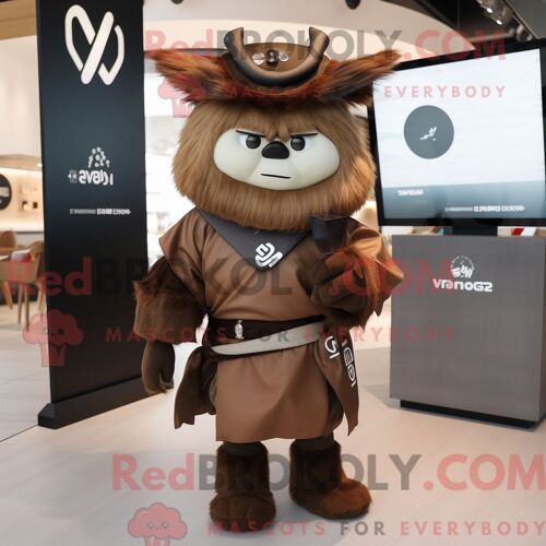 Costume Mascotte Redbrokoly De Samouraï Marron Habillé D Un T-Shirt À Col En V Et De Montres Connectées