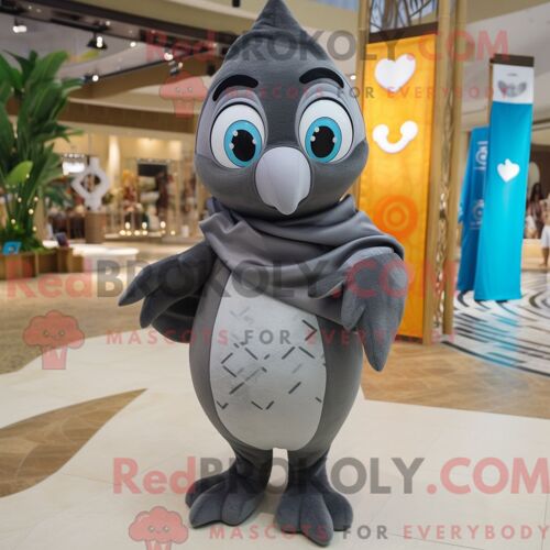 Personnage De Costume De Mascotte Redbrokoly De Coeur Gris Habillé Avec Un Maillot De Bain Et Des Châles