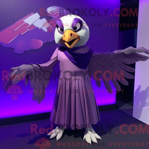 Costume Mascotte Redbrokoly De Faucon Violet Personnage Habillé Avec Une Jupe Plissée Et Des Foulards