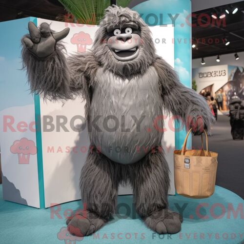 Costume Mascotte Redbrokoly De Sasquatch Gris Habillé D Un Maillot De Bain Et De Sacs Fourre-Tout