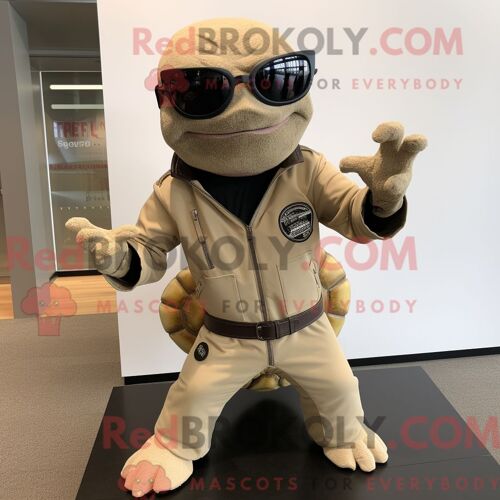 Mascotte Redbrokoly De Personnage De Tortue Beige Habillé Avec Une Veste Motard Et Des Boucles D Oreilles