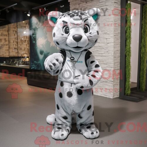 Costume Mascotte Redbrokoly De Smilodon Argenté Personnage Habillé Avec Un Sweat-Shirt Et Des Noeuds Papillons