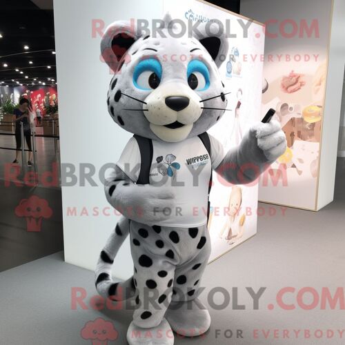 Costume De Mascotte Redbrokoly De Léopard Argenté Habillé D Un Polo Et De Sacs Messager