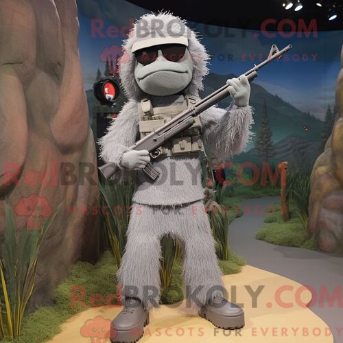 Costume Mascotte Redbrokoly De Sniper Gris Habillé D Une Robe Fourreau Et De Lacets De Chaussures