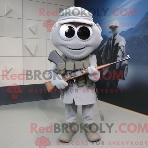 Costume Mascotte Redbrokoly De Sniper Gris Habillé D Une Robe Fourreau Et De Lacets De Chaussures