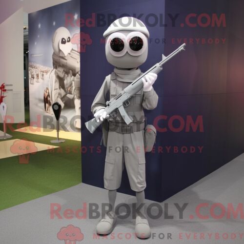 Costume Mascotte Redbrokoly De Sniper Gris Habillé D Une Robe Fourreau Et De Lacets De Chaussures