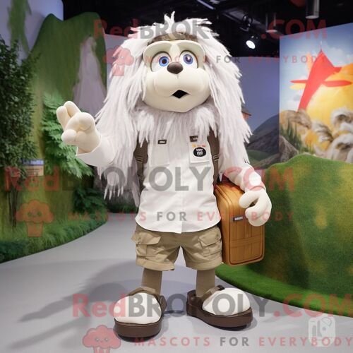 Costume De Mascotte Redbrokoly De Peach Sniper Habillé D Une Robe Fourreau Et De Lunettes De Lecture