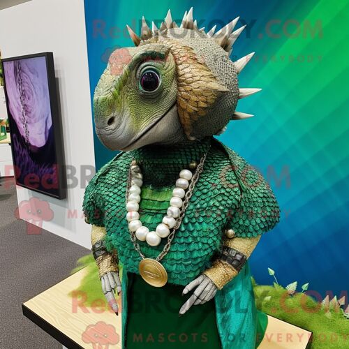Costume Mascotte Redbrokoly De Tatou Vert Forêt Personnage Habillé Avec Un Chemisier Et Des Colliers