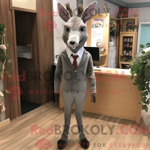 Costume Mascotte Redbrokoly De Chevreuil Gris Habillé D Un Pantalon Et D Épingles À Cravate