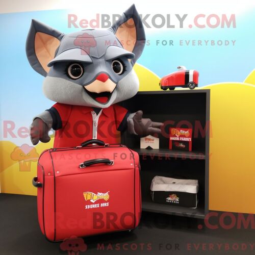 Personnage De Costume De Mascotte Redbrokoly De Chauve-Souris Aux Fruits Rouges Habillé Avec Un T-Shirt De Baseball Et Des Porte-Documents