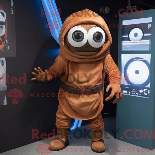 Personnage De Costume De Mascotte Redbrokoly De Cyclope De Rouille Habillé D Un Pantalon Chino Et D Une Écharpe