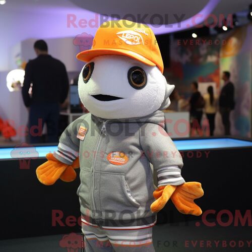 Costume De Mascotte Redbrokoly De Poisson Rouge Argenté Habillé D Un T-Shirt Graphique Et De Bonnets