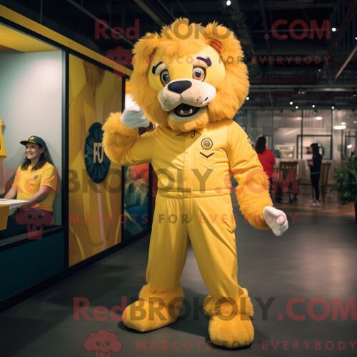 Mascotte Redbrokoly De Lion Dompteur Jaune Personnage Habillé Avec Une Combinaison Et Des Montres
