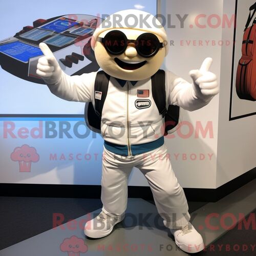 Costume De Mascotte Redbrokoly De Super-Héros Blanc Habillé D Un Blouson Aviateur Et De Sacs À Dos