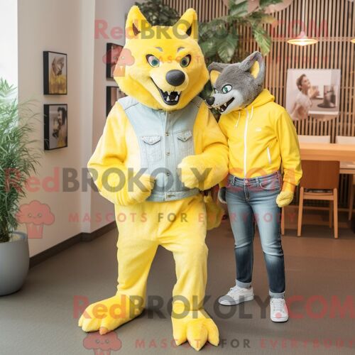 Costume Mascotte Redbrokoly De Loup-Garou Jaune Citron Habillé D Un Jean Maman Et De Pochettes De Costume