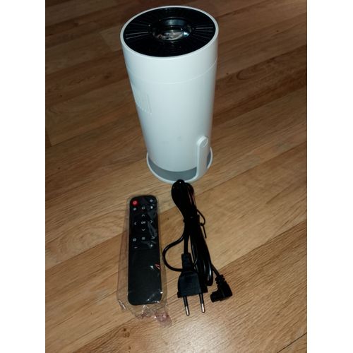 Projecteur wifi, internet, you tube, Netflix, d origine dans on emballage. Fourni avec télécommande et branchement.