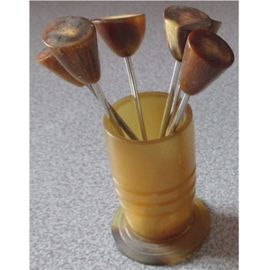 Service De Piques À Escargots En Corne Composé D'un Support Discrètement Marqué St Gervais Les Bains Et De 6 Piques Métalliques Avec Embout Style Sabot De Chamois-Objet Vintage Datant Des Années 60