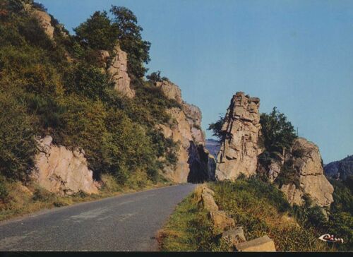 Carte Postale De La Vallée De La Sioule (Allier) Gorges De Chouvigny : Le Roc Armand (Réf.0316)
