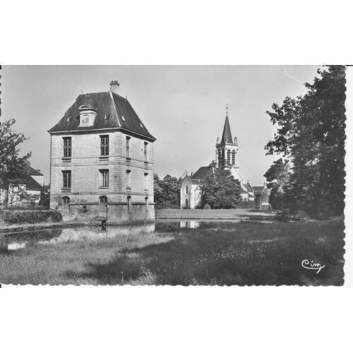 Lignières - Pavillon Du Château Et L'église - Tbe - Ref 060948