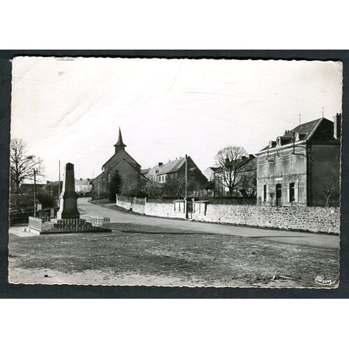 Carte Postale - La Place De La Mairie - St-Priest-La-Feuille - Creuse - 23