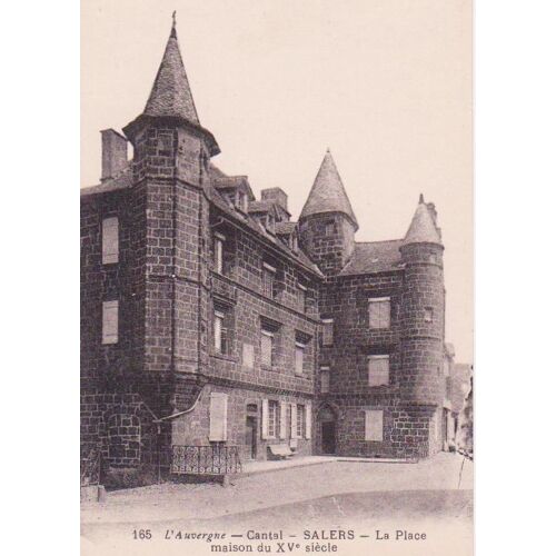 Salers - La Place - Maison Du 15ème Siècle - Tbe - Ref 060604