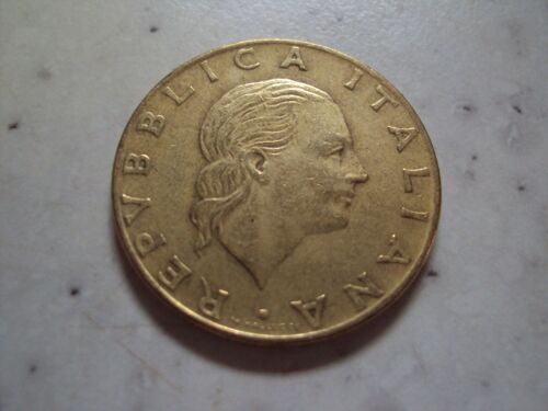 Italie...Pièce De 200 Lires 1980. Lettre R