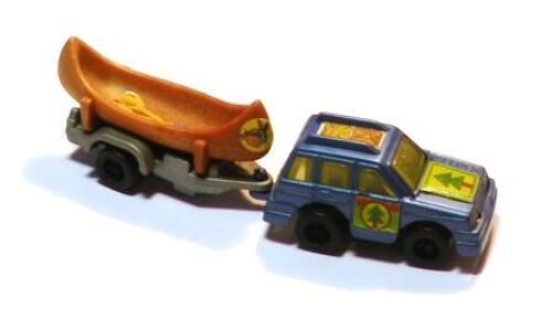 Figurine "Kinder" (1995) - Voiture Bleue Avec Canoé Sur Remorque ( K96n30 / K96-30 )