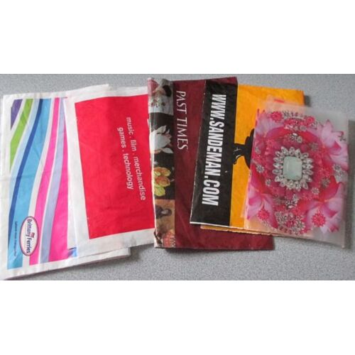 Cinq sachets plastiques publicitaires des marques Accessorize (19x26cm) / Brittany Ferries (24x30cm) / HMV Music (22x32cm) / Past Times (24x30cm) / Porto Sandeman (22x29.5cm)
