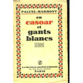 En Casoar Et Gants Blancs