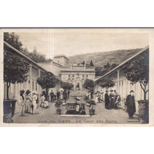 Carte Postale De Vals Les Bains (Ardèche) La Cour Des Bains
