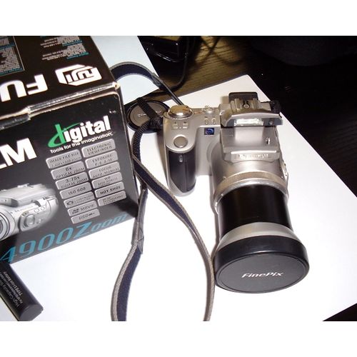 Appareil photo Compact Fujifilm FinePix 4900 Zoom Gris compact - 2.2 MP / 4.3 MP (interpol?) - 6x zoom optique - gris m?tallis?