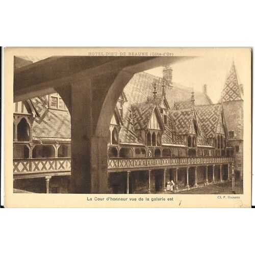 Beaune Les Hospices Cour D'honneur Vue De La Galerie Est